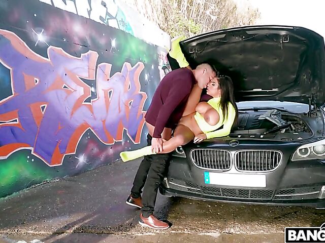 Helping big tit latina Sheila Ortega fix her car