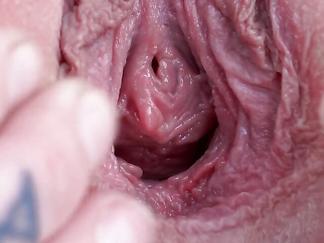 Cute Sydney Love spreads her pretty pussy outside