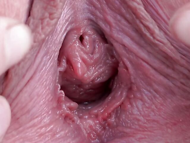 Cute Sydney Love spreads her pretty pussy outside