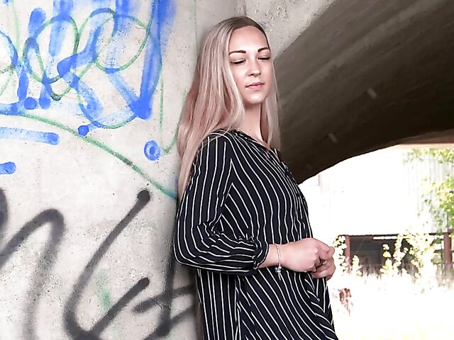 Closeup pussy lips spreading under the bridge with Sisi