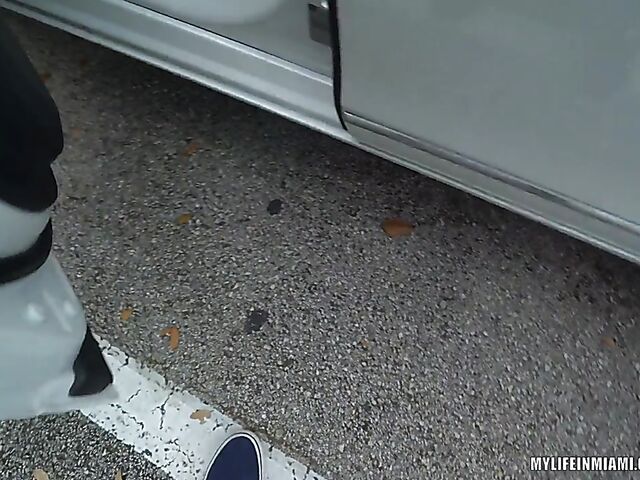 Backseat fuck in Miami with short-haired Adalind Gray