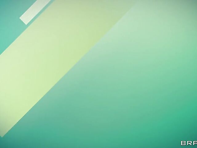 Shaved head lesbians Honey Gold and Paris Amour can't get enough