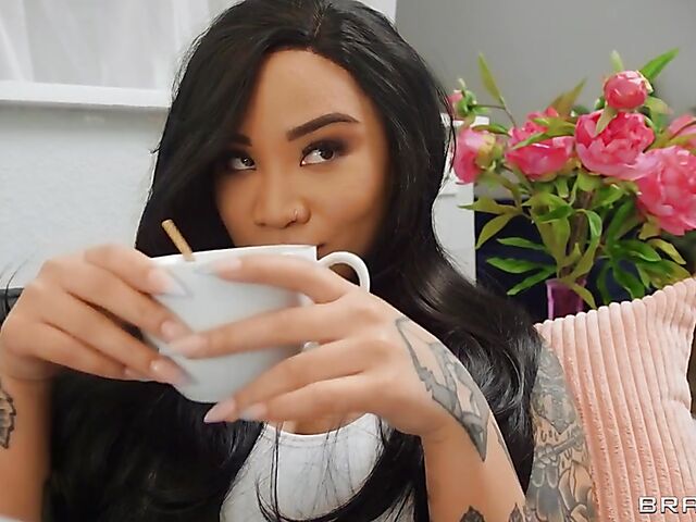 Shaved head lesbians Honey Gold and Paris Amour can't get enough