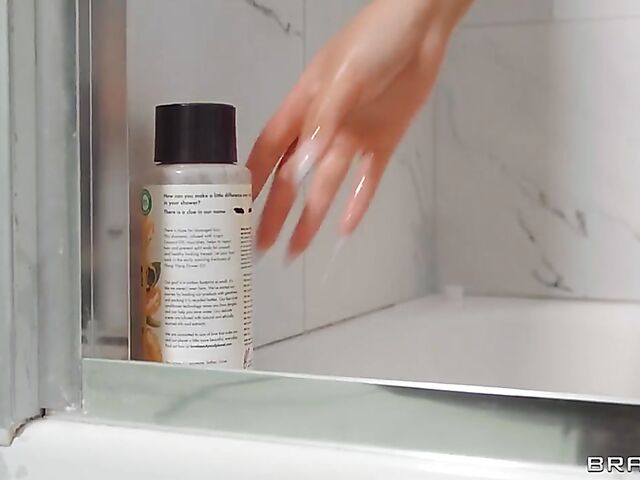 Shaved head lesbians Honey Gold and Paris Amour can't get enough