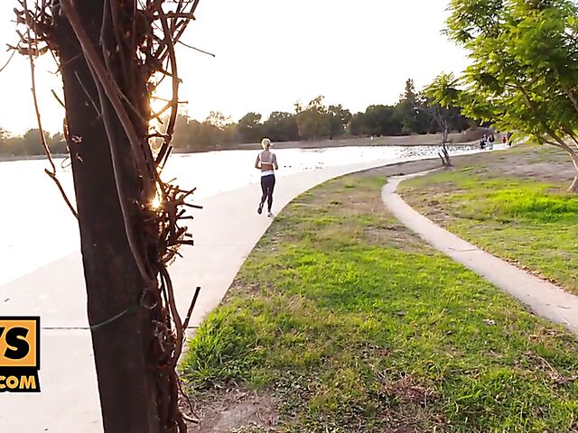 Well-stacked fitness babe Jessa Rhodes POV bar fuck