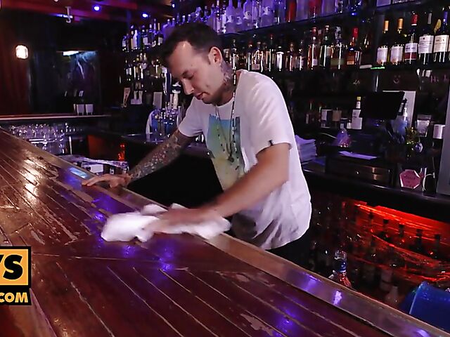 Well-stacked fitness babe Jessa Rhodes POV bar fuck