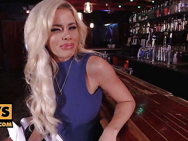 Well-stacked fitness babe Jessa Rhodes POV bar fuck
