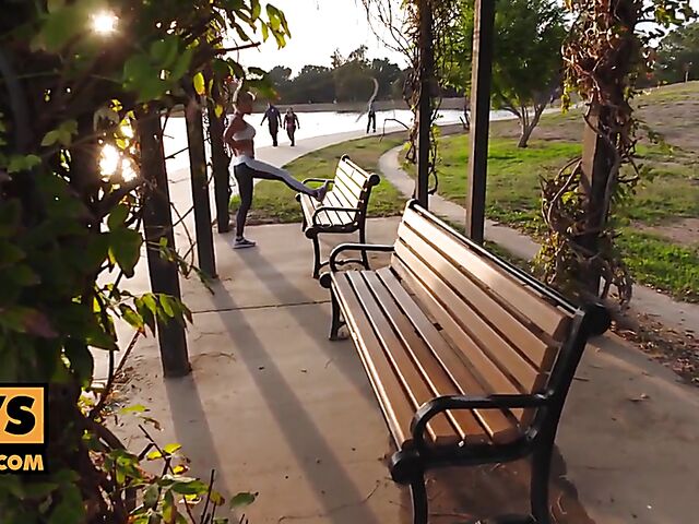 Well-stacked fitness babe Jessa Rhodes POV bar fuck