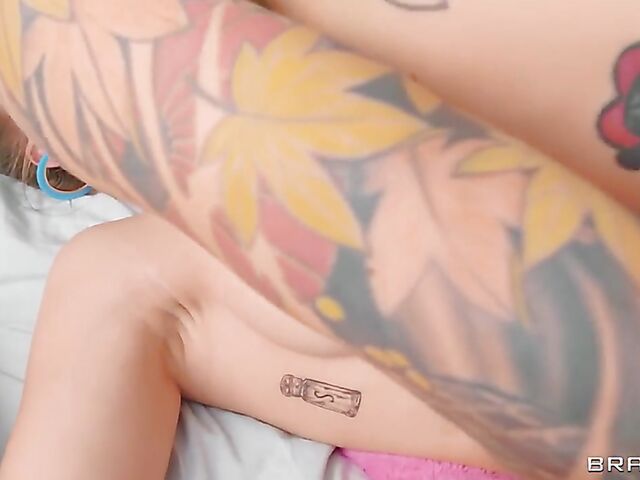 Natural tits teen Angel Youngs seduces the delivery guy into fucking her wet cunt