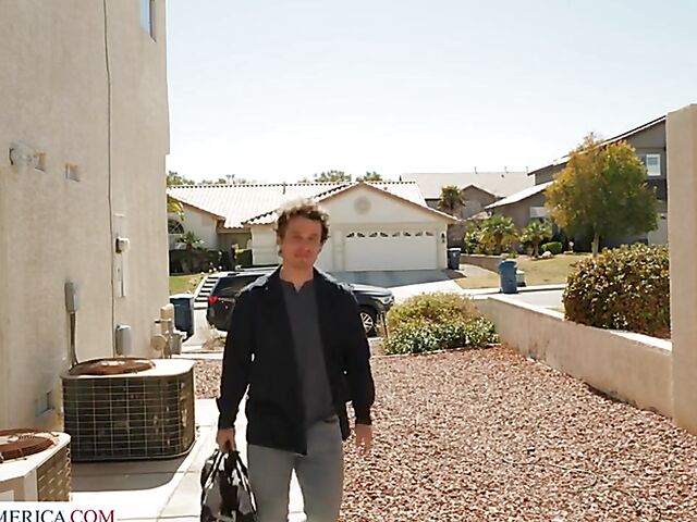 Fuckable big tits MILF Rachael Cavalli is way too sexy in her bikini