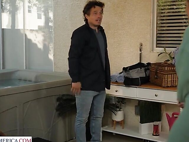 Fuckable big tits MILF Rachael Cavalli is way too sexy in her bikini