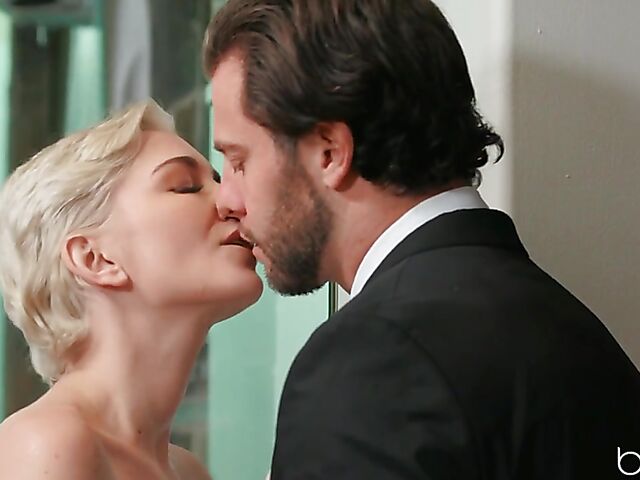 Wedding fuck with short haired blonde Skye Blue