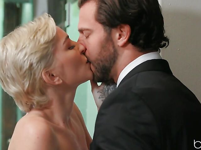 Wedding fuck with short haired blonde Skye Blue