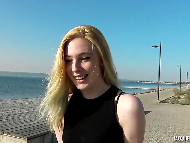 Charlotte - 19-year-old French teen anal session in Toulon