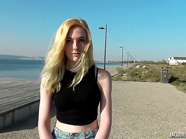 Charlotte - 19-year-old French teen anal session in Toulon