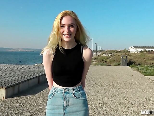 Charlotte - 19-year-old French teen anal session in Toulon