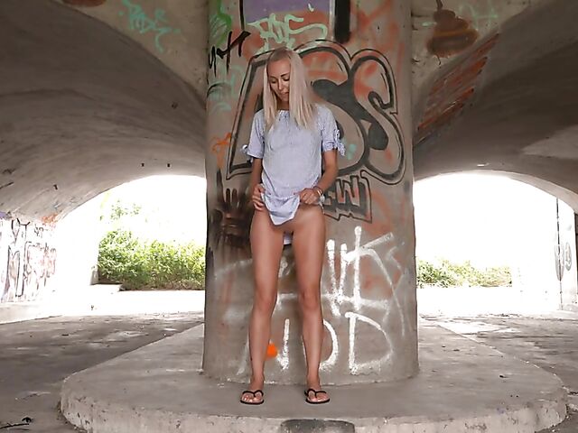 Caroline Diaz's solo close up pussy show under the bridge