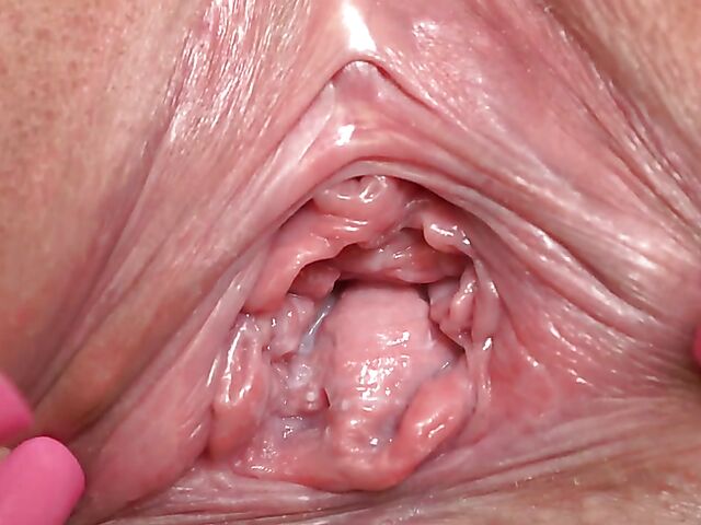 Caroline Diaz's solo close up pussy show under the bridge