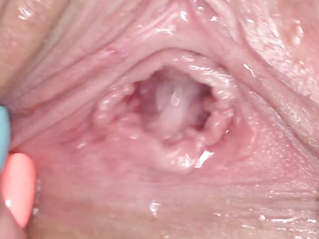 Chrissy Fox spreading pussy wide and putting water inside in the bathtub