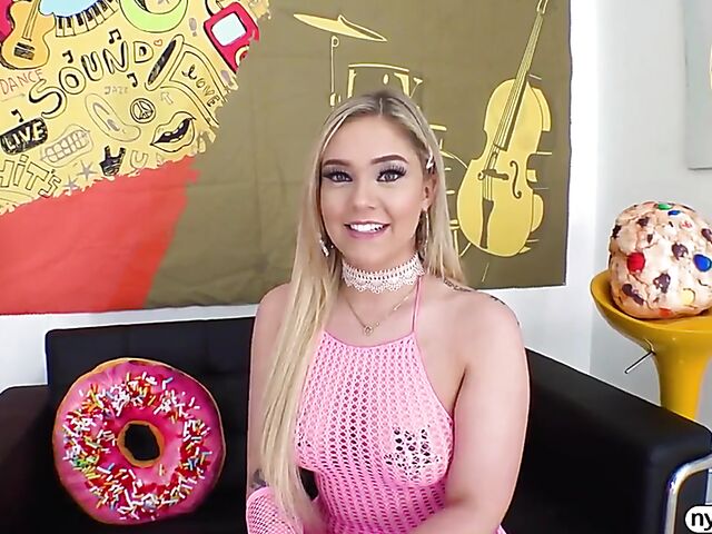 Big butt blonde Kali Roses loves it in her pussy