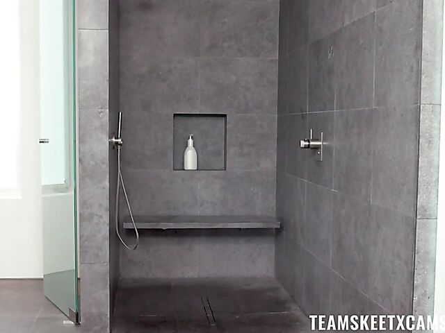 Lesbian shower sex of hot latinas Vanessa Veracruz and Daisy Marie