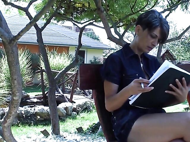 Short haired MILF Breeze starts it with a kiss