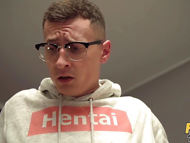 Keira Flow and Mary Jane seduce beatmaker Charlie Dean into FFM threesome in the hostel