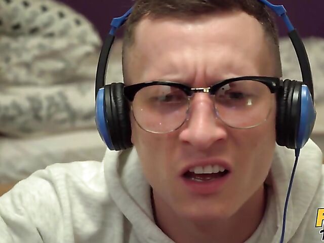 Keira Flow and Mary Jane seduce beatmaker Charlie Dean into FFM threesome in the hostel