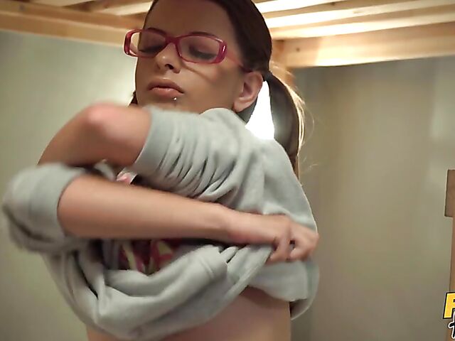 Keira Flow and Mary Jane seduce beatmaker Charlie Dean into FFM threesome in the hostel