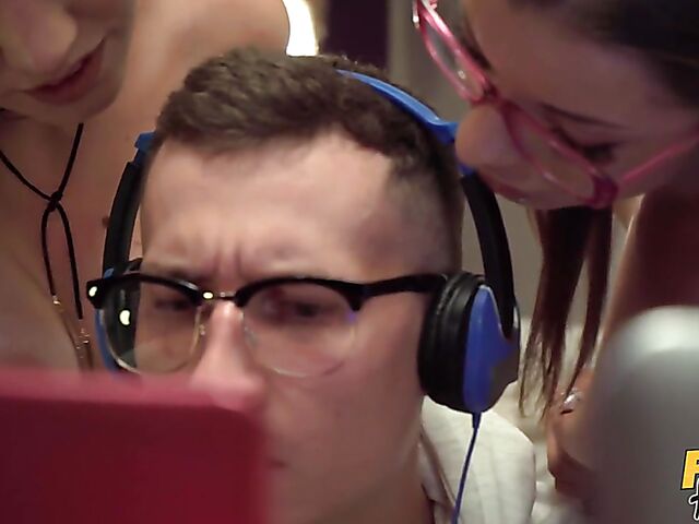 Keira Flow and Mary Jane seduce beatmaker Charlie Dean into FFM threesome in the hostel