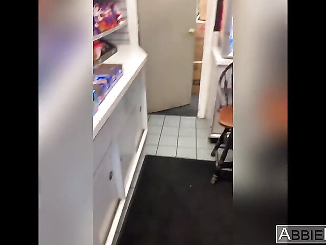 Vertical FFM blowjob video with Riley Reid and Abbie Maley