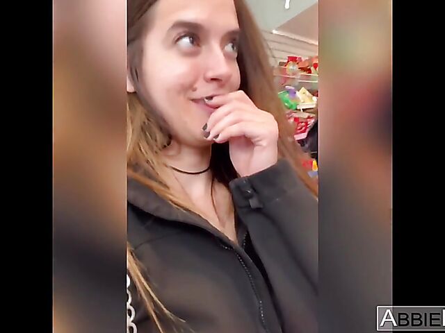 Vertical FFM blowjob video with Riley Reid and Abbie Maley