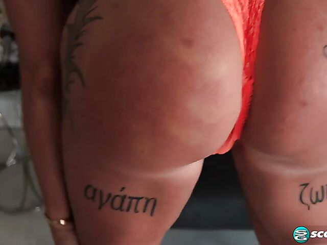 Fit MILF Robbin.Banx shows off her hard body and fingers herself