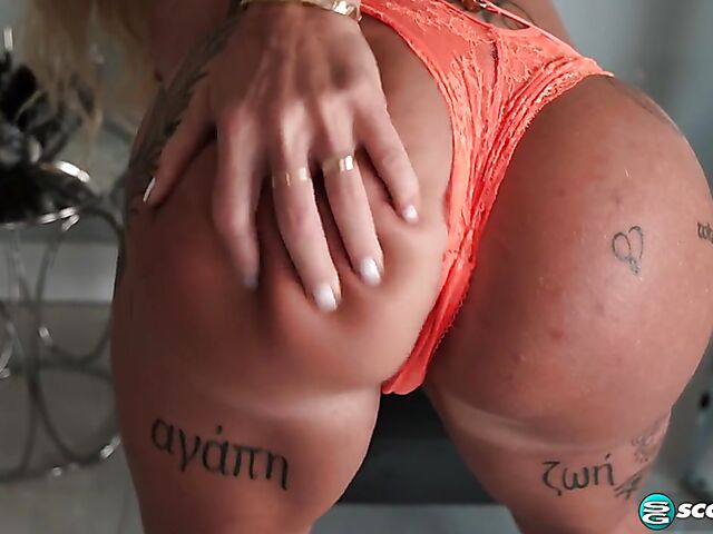 Fit MILF Robbin.Banx shows off her hard body and fingers herself