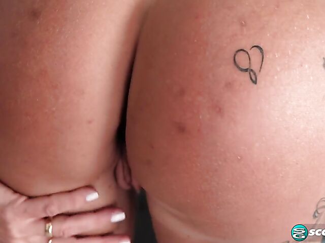 Fit MILF Robbin.Banx shows off her hard body and fingers herself