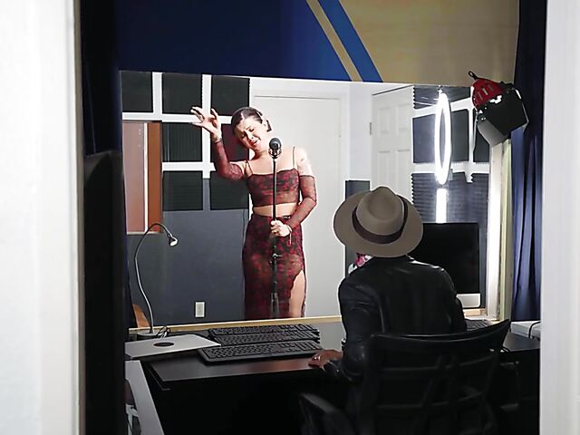 Black guy sucks and fucks sexy tranny singer Daisy Taylor