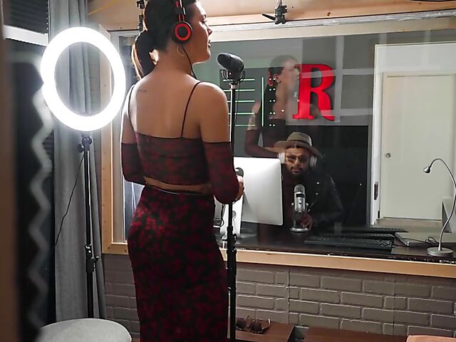 Black guy sucks and fucks sexy tranny singer Daisy Taylor