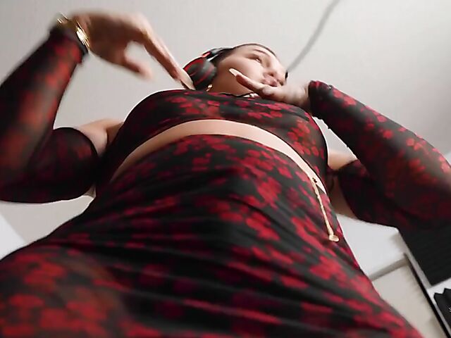 Black guy sucks and fucks sexy tranny singer Daisy Taylor