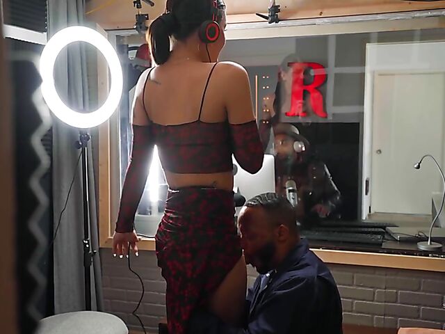 Black guy sucks and fucks sexy tranny singer Daisy Taylor