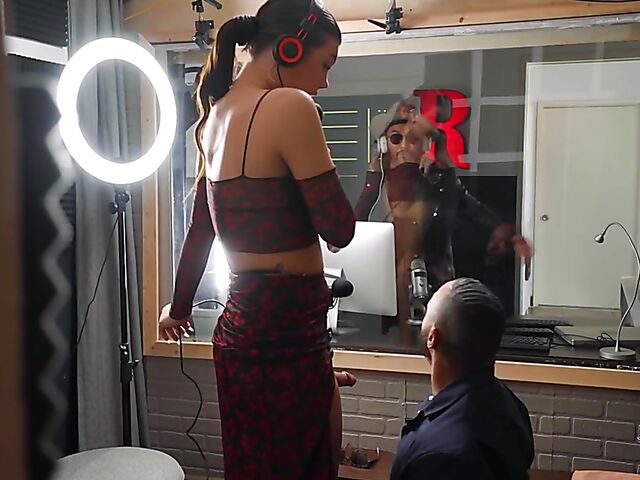 Black guy sucks and fucks sexy tranny singer Daisy Taylor