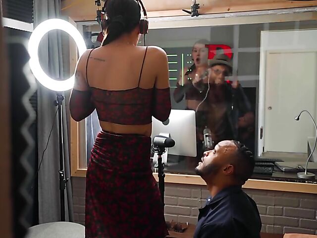 Black guy sucks and fucks sexy tranny singer Daisy Taylor