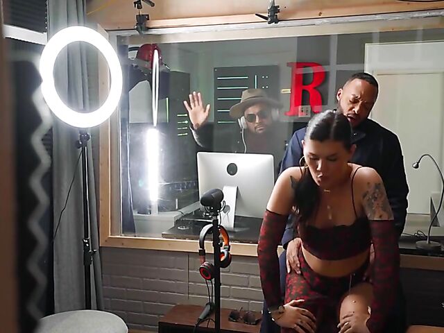 Black guy sucks and fucks sexy tranny singer Daisy Taylor