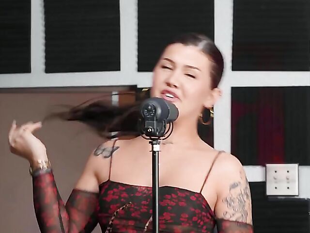 Black guy sucks and fucks sexy tranny singer Daisy Taylor