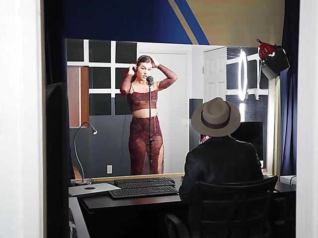 Black guy sucks and fucks sexy tranny singer Daisy Taylor