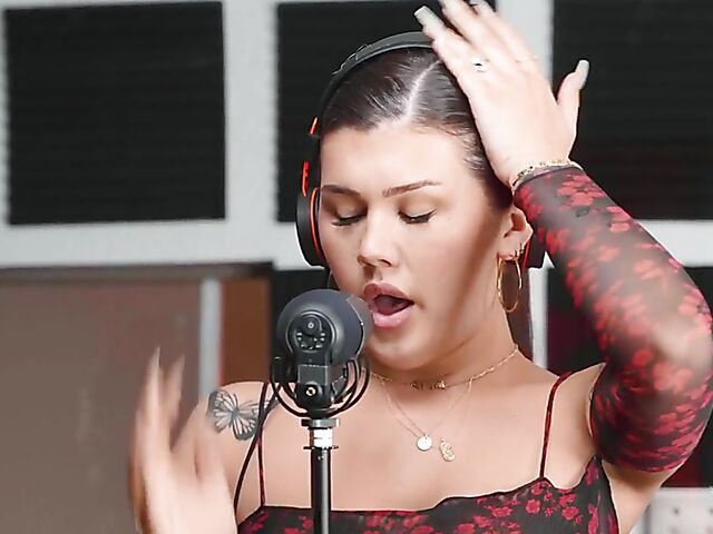 Black guy sucks and fucks sexy tranny singer Daisy Taylor