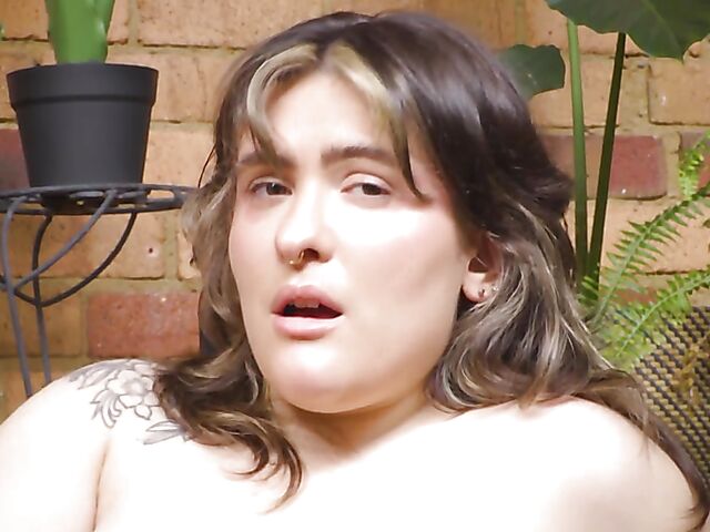 Chubby masturbating girl Jo Bonnie loves her toy