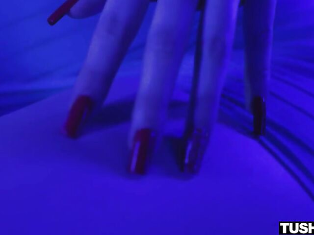 Pale anal lover Emma Starletto takes it in her ass