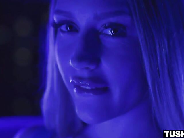 Pale anal lover Emma Starletto takes it in her ass