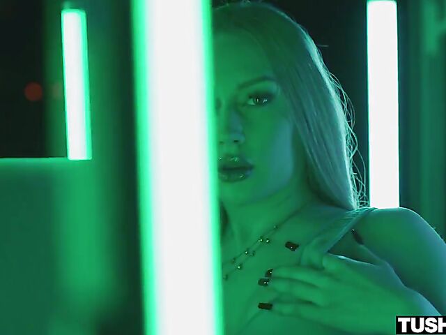 Pale anal lover Emma Starletto takes it in her ass