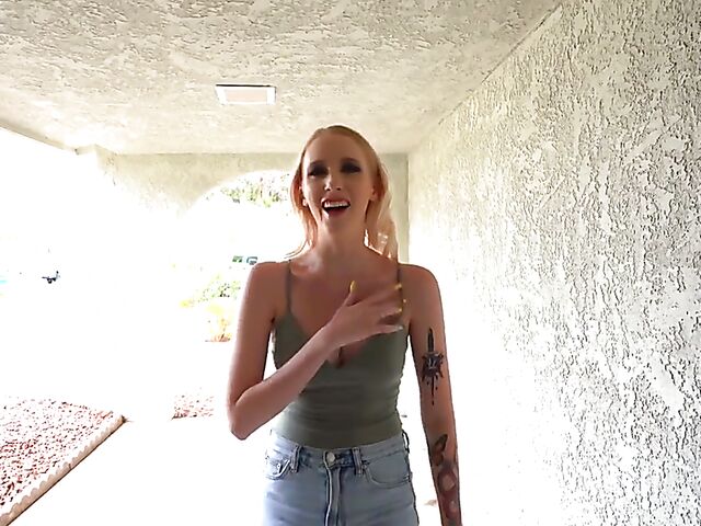 Pizza delivery girl Marilyn Johnson comes in to get her pink pussy pounded